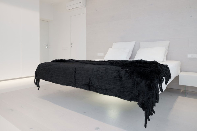 flytande-säng-minimalistisk-vit-svart-överkast