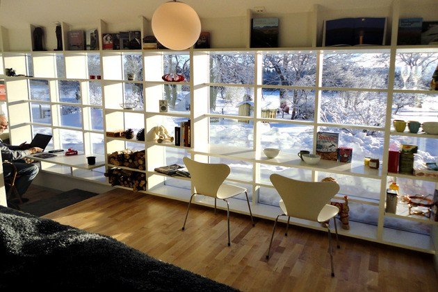 hylla-vägg-fönster-längs-skrivbord-matbord