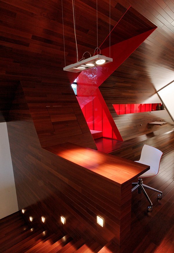 röd-akryl-paneler-kontrast-träbeklädnad modern lägenhet design