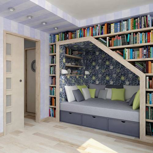 läsning-under-trappor-bokhyllor-vägg modern lägenhet design