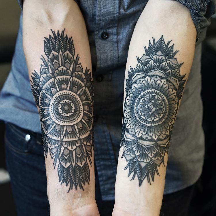 Underarm-tatuering-idéer-man-inuti-geometrisk-mandala-inspirerad