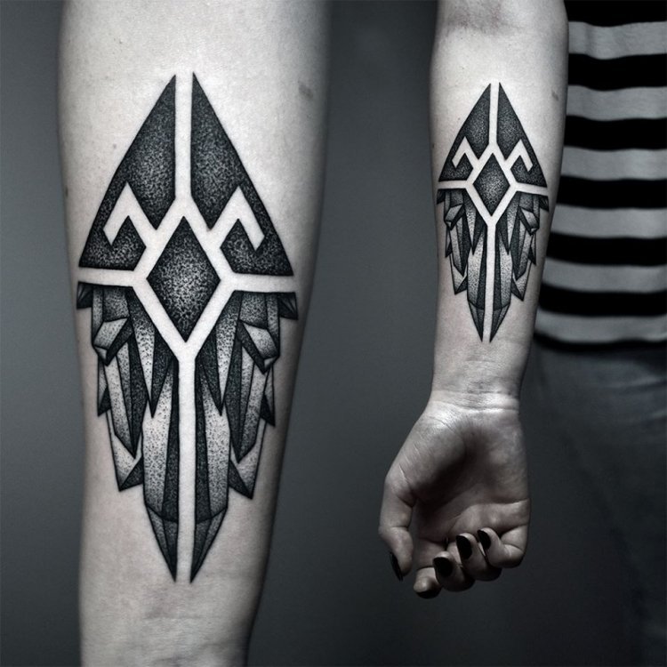 underarm tatuering idéer-kvinna-inuti-geometriska-kristaller