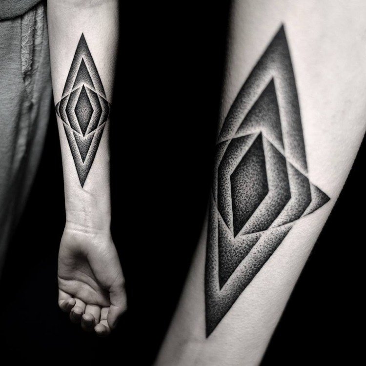 underarm-tatuering-idéer-kvinna-diamant-mönster-ljus-skuggspel
