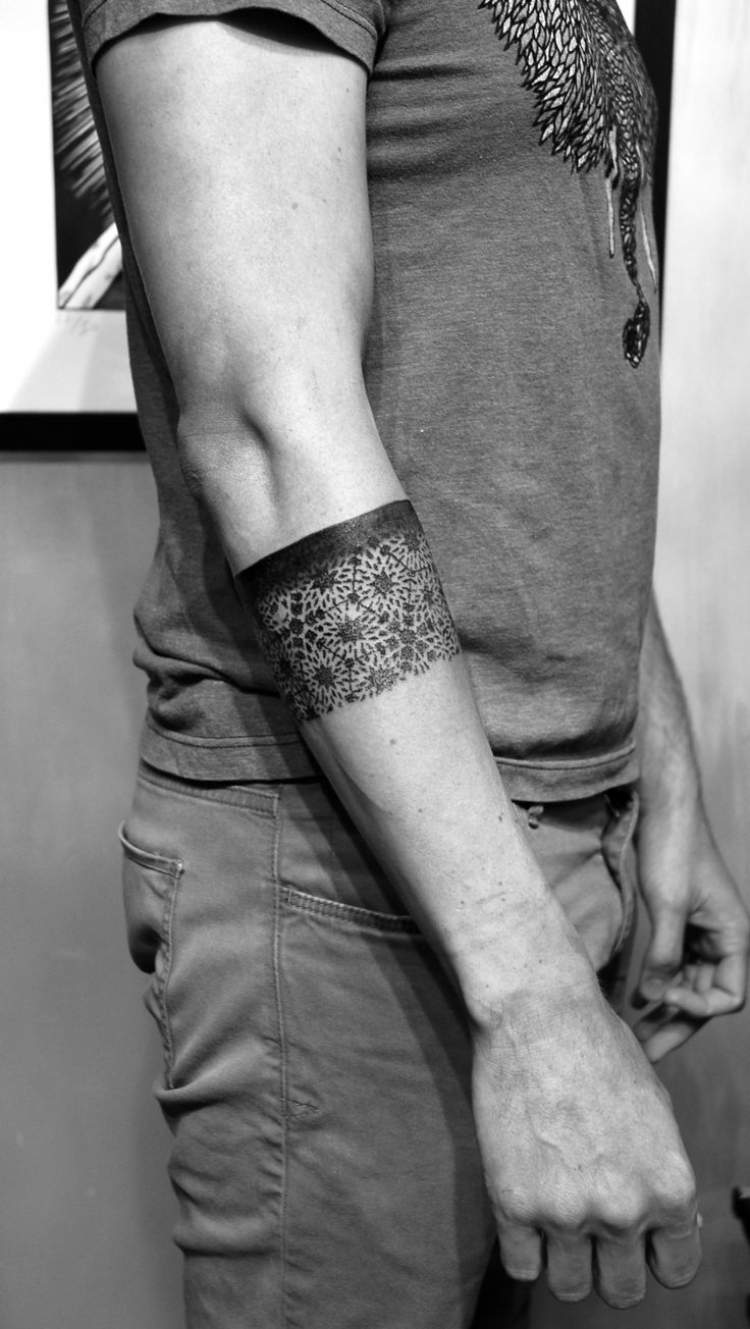 underarm-tatuering-idéer-man-under-armband-blommiga-stjärnor