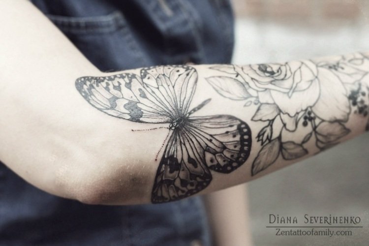 underarm-tatuering-idéer-kvinna-fjäril-rosor