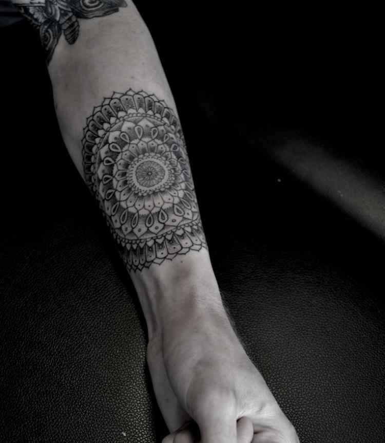 underarm tatuering idéer man mandala blomma design