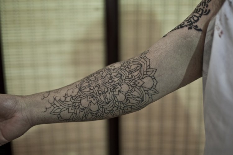 underarm-tatuering-idéer-man-blommig-geometrisk