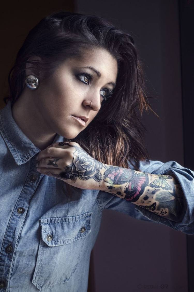 underarm-tatuering-idéer-kvinna-fjäril-ros-halv-ärm