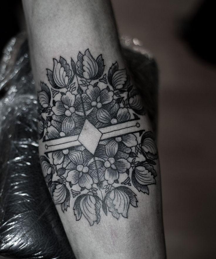 underarm-tatuering-idéer-kvinna-blommig-geometrisk-inuti