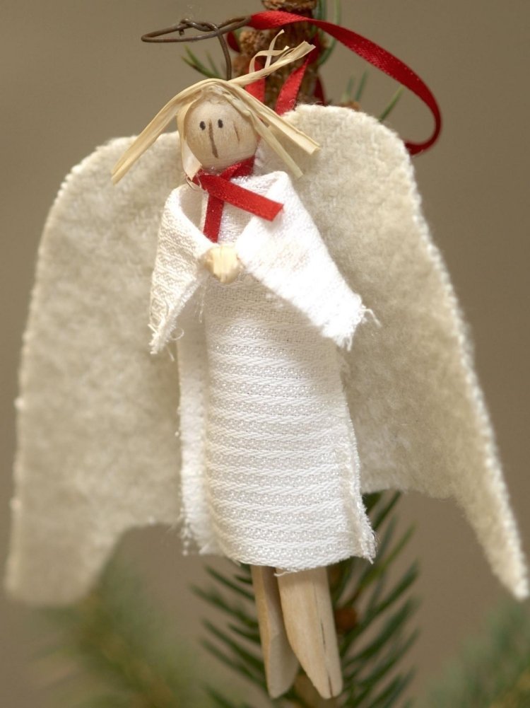 Skapa idéer med klädnypor-jul-trä-ängel-vit-tyg-mantel