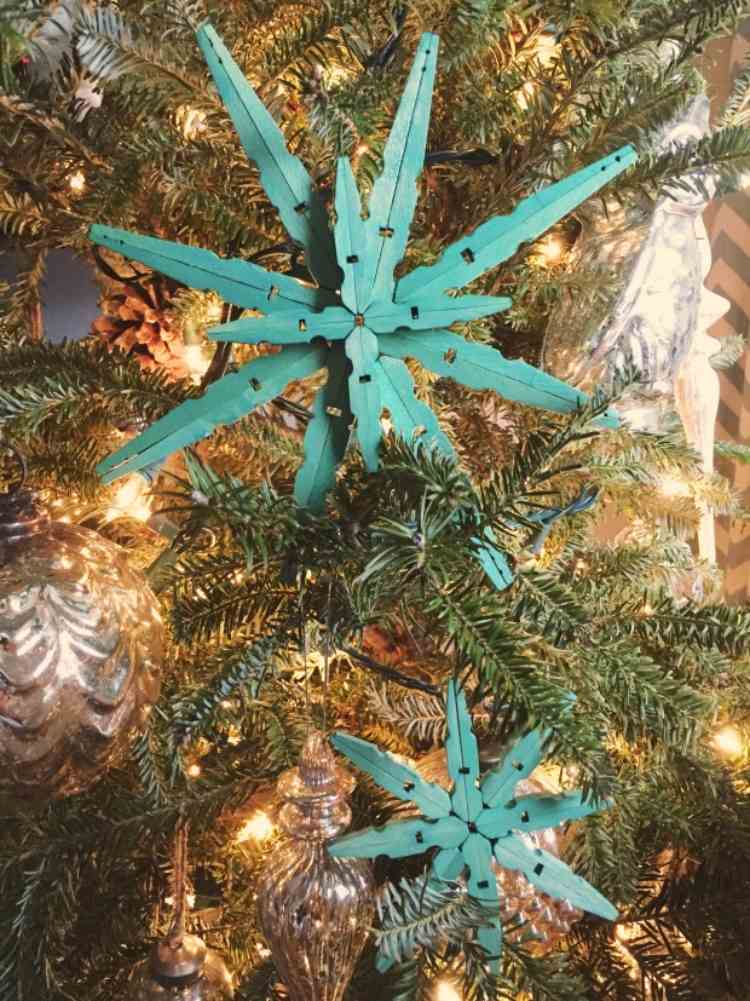 Pyssel-idéer-klädnypor-jul-trä-snöflingor-grönt-jul-dekorationer-kristall-lampor