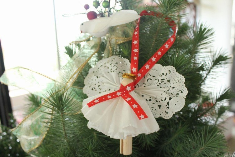 Pyssel-idéer-klädnypor-jul-änglar-jul-träd-jul-dekorationer-spetsar