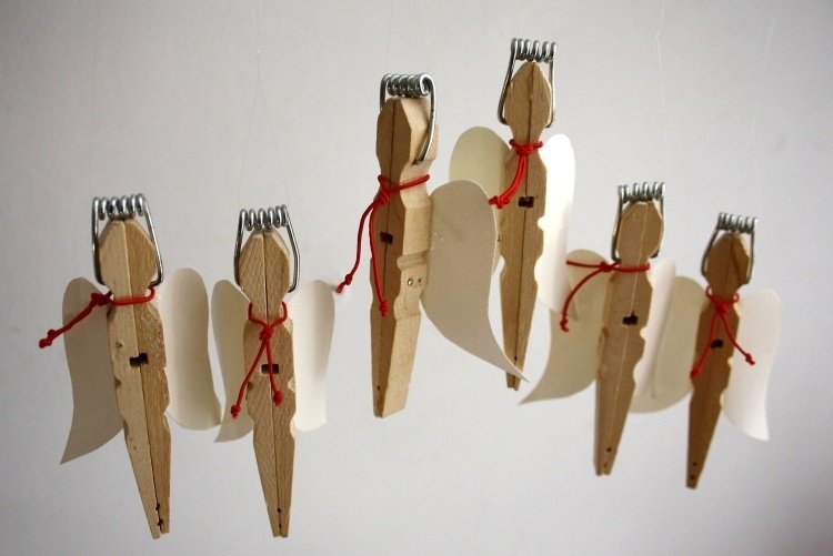 Skapa idéer med klädnypor-jul-trä-ängel-vingar-papper-röd-tråd-fjäder