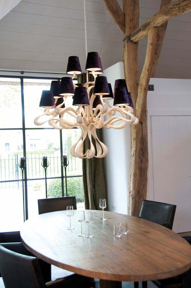 design-möbler-matsal-trä-bord-läder-stol-svart-beige-lila-lampa-glas-vägg