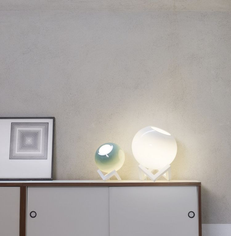 design-möbler-boll-lampa-blå-vit byrå-beige-vägg-MCE-LAMP