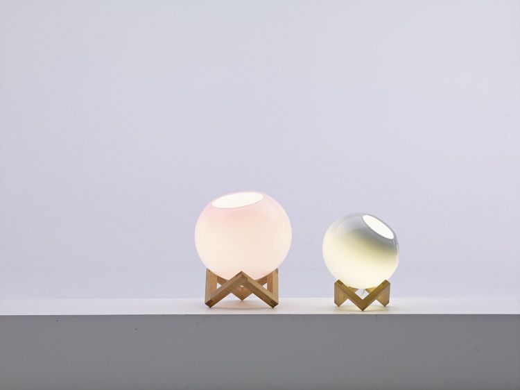 design-möbler-boll-bordslampa-rosa-blå-trä-kvadrat-vit-vägg-MCE-LAMP