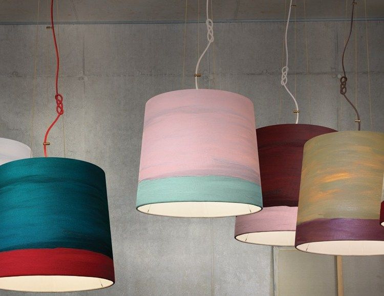 design-möbler-hängande-ljus-rosa-himmel-blå-cylindrisk-lampskärm-vägg-betong-look-BLOSSOM