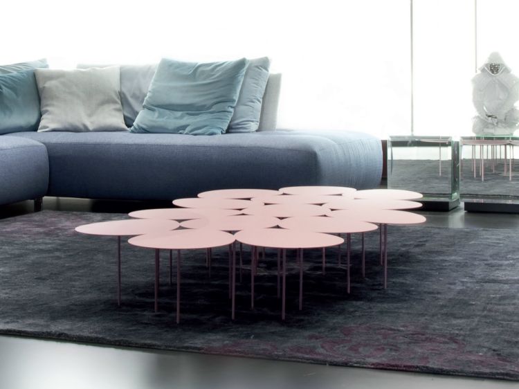 Designmöbler vardagsrum-rosa-soffbord-blå-soffa-kudde-grå-matta-ÄGG