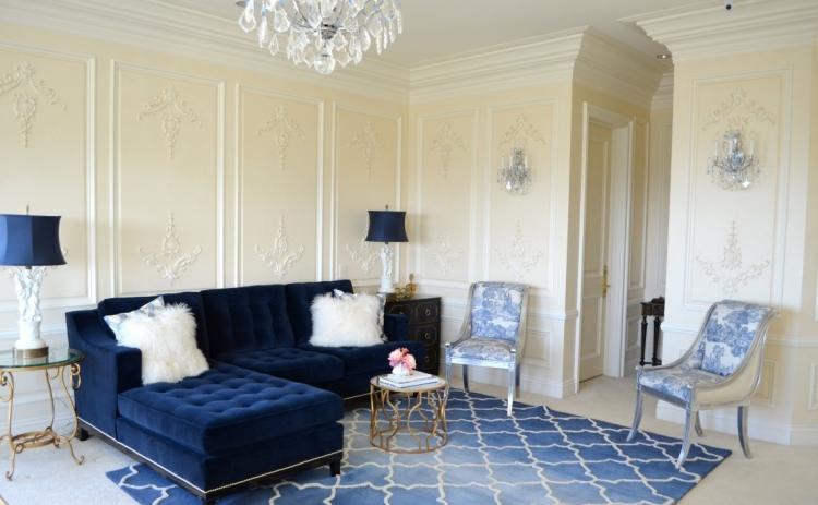 Vardagsrum-vardags-idéer-starka färger-möbler-blå-klassisk-möblerad-stil-matta-klädsel