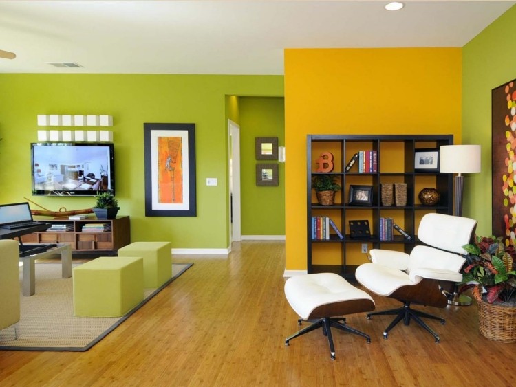 Vardagsrum-vardags-idéer-starka färger-modern-vägg-färg-grön-ockra-bambu-golv-fåtölj-vägg-hylla