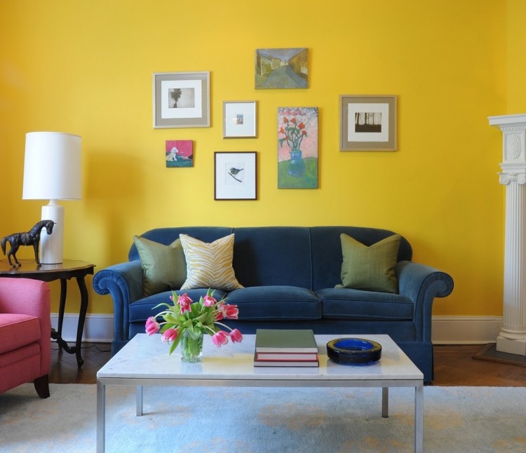 Vardagsrum-vardags-idéer-starka-färger-vägg-färg-gul-soffa-blå-bild vägg-fåtölj-rosa-vit