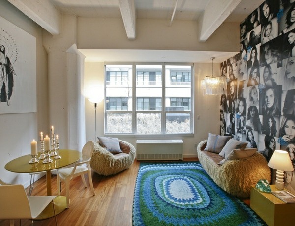 eklektiskt litet vardagsrum interiör fotovägg tapeter blå matta