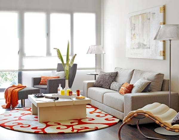 Vardagsrum beige orange modern tvåsitsig soffa