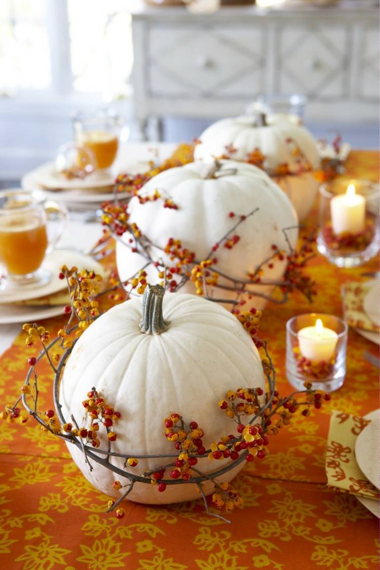 halloween dekoration vit pumpa krans höstfärger ljus bankettbord