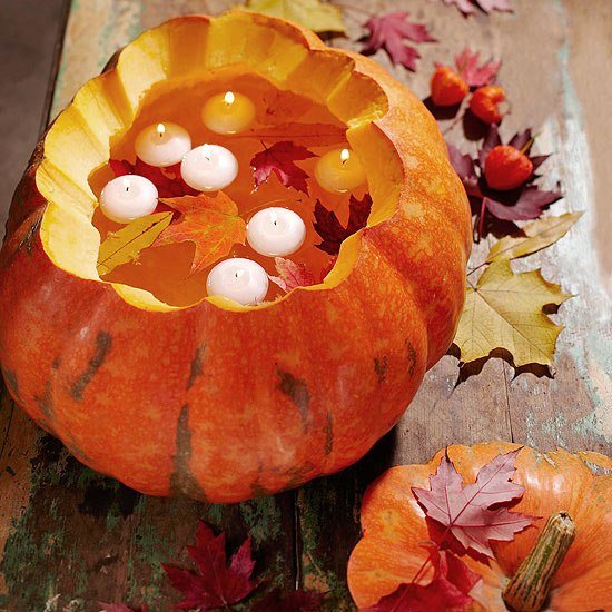 Pumpa lykta tänder ljus