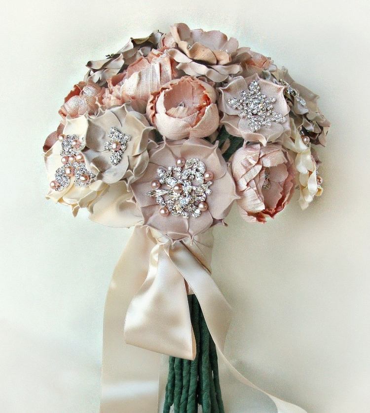 underbar-brudbukett-bröllop-vinter-smycken-kristaller-blommor-tyg-konstgjorda