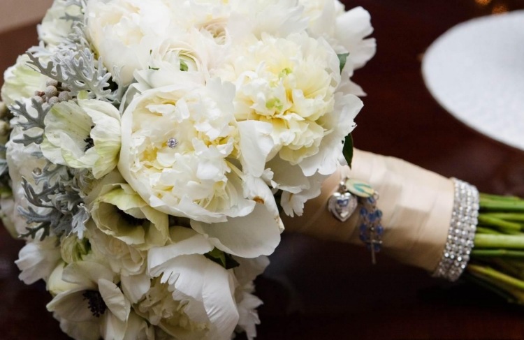 underbar-brudbukett-bröllop-vinter-idéer-vita-rosor-konstgjorda-blomma-dekoration