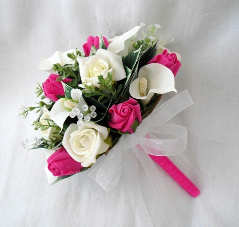 idéer till bröllopsbuketten rosor rosa vita bröllopstillbehör för brud