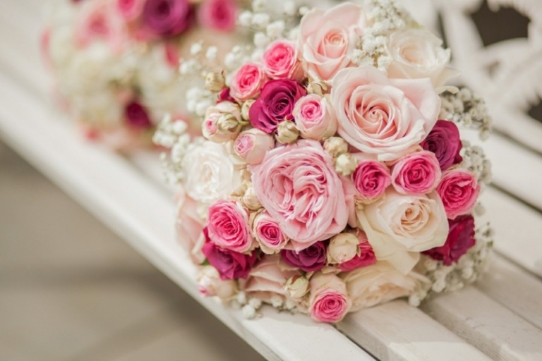 idéer till bröllopsbuketten rosor i vintagestil små stora rosa vita