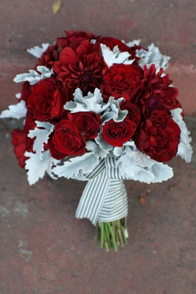 brudbukett-vinröd-röd-vit-elegant-bröllop-dekoration