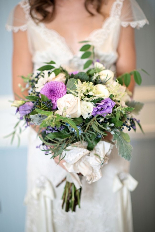 elegant-brudbukett-naturligt utseende-frodigt-bröllop-blomster