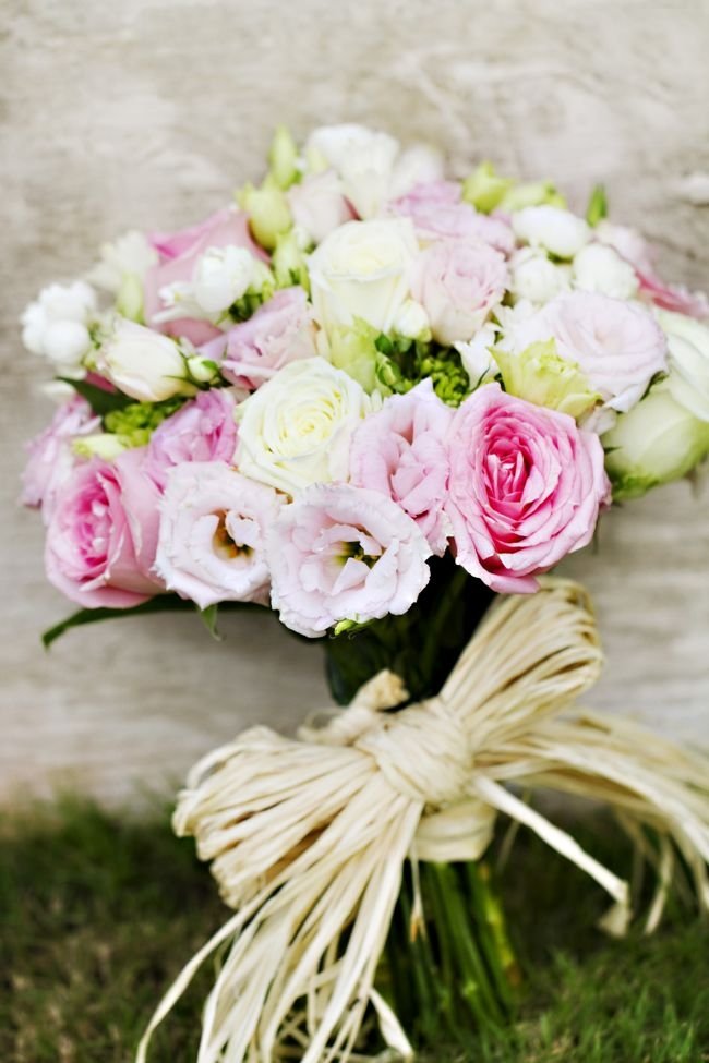 romantisk-brudbukett-rosa-vit-ros-all-season blommor