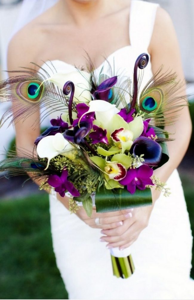 frodig-brudbukett-påfågel-fjäder-bröllop-dekoration-pin
