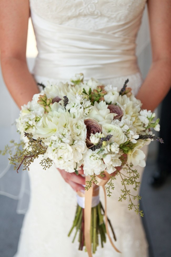 frodiga-bröllop-buketter-att-matcha-klänningen-ranunculus-bröllop-dekoration