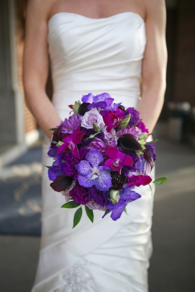 Frodiga-söta ärtor-bröllop-bukett-rundformade-mörk-violett-doftande