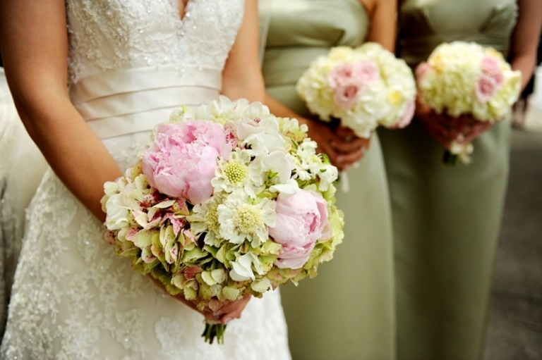 idéer till bröllopsbuketten rospioner gräddfärgad bröllopsklänning