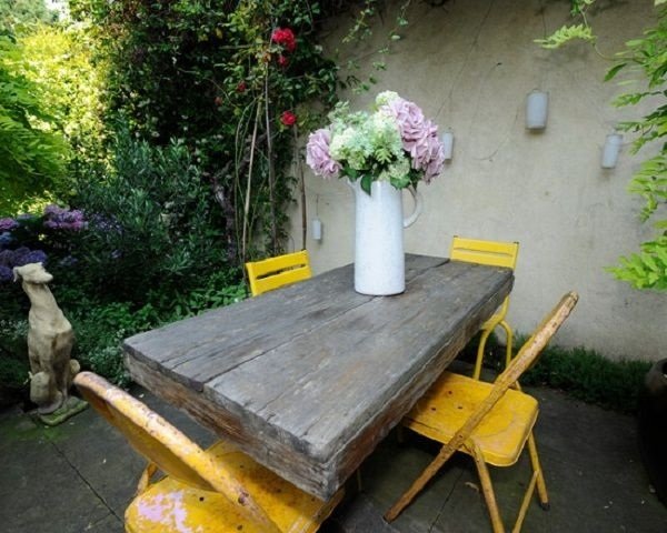 utomhus massivt trä bordsdekoration vas gula trädgårdstolar