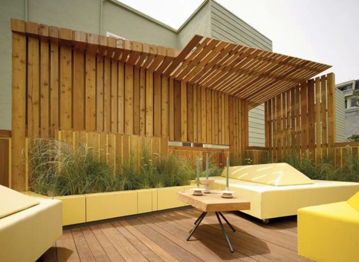 med-växt-säng-dekor-och-gul-uteplats-möbler