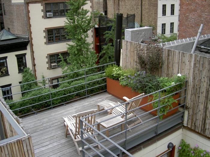 med-trä-solstolar-och-växter-på-taket