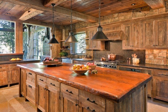 rustikt-kök-södra-stil-massivt trä-möbler-ö-hängande-lampor-design