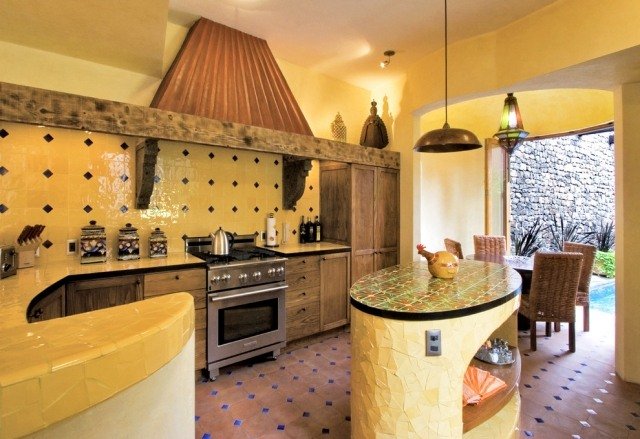 Kök-lantlig stil-Oker-gul-nyanser-väggfärg-idéer-inredning-italiensk-levande