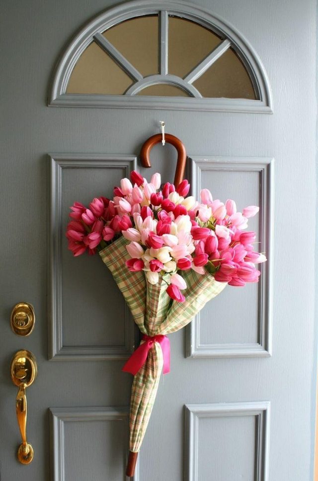 påsk dekoration idéer ytterdörr tulpaner rosa paraply