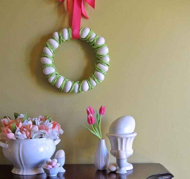 påsk dekoration huskonsol bord ägg krans vägg soppa skål tulpaner