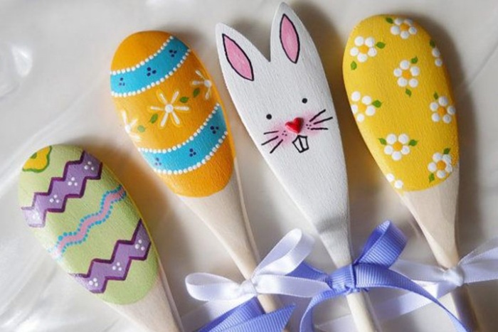 Hantverksidéer-påsk-trä-blandning-skedar-festligt dekorerade-kanin-motiv