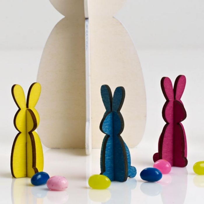 Påsk-idéer-diy-fristående-påsk-kanin-figurer-färgade-wellpapp-eller-trä