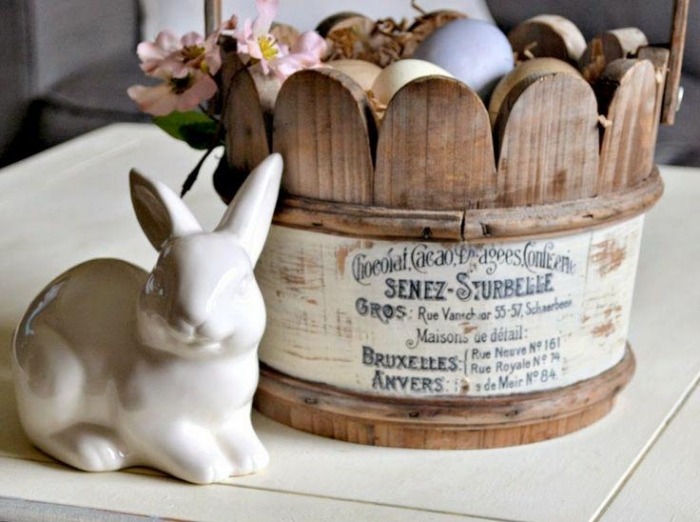 Påsk-idéer-Påsk-korg-av-trä-bord-dekoration-vit-porslin-figur-kanin